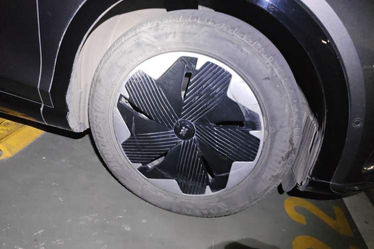 Used IM LS7 2023 77 kWh Urban Fit Rear-Wheel Drive Right Front Wheel Hub