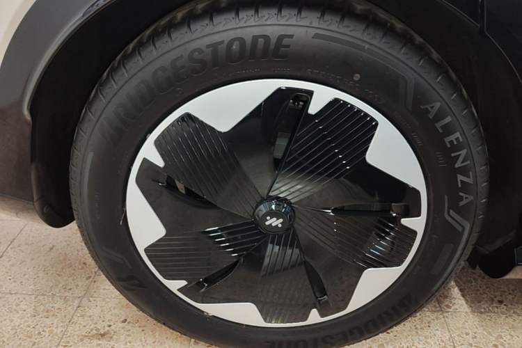 Used IM LS7 2023 90 kWh Elite Rear-Drive Version Right Rear Wheel Hub