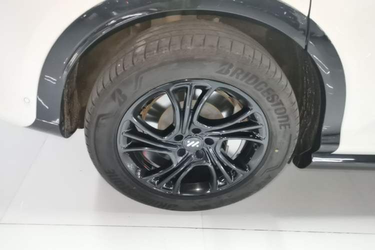 Used IM LS7 2023 90 kWh Elite Rear-Drive Version Right Rear Wheel Hub