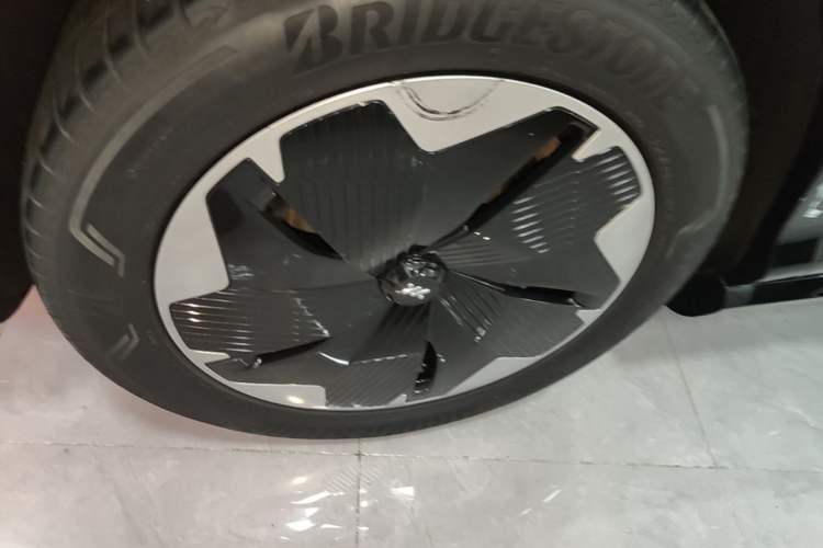 Used IM LS7 2023 90 kWh Elite Rear-Drive Version Right Rear Wheel Hub