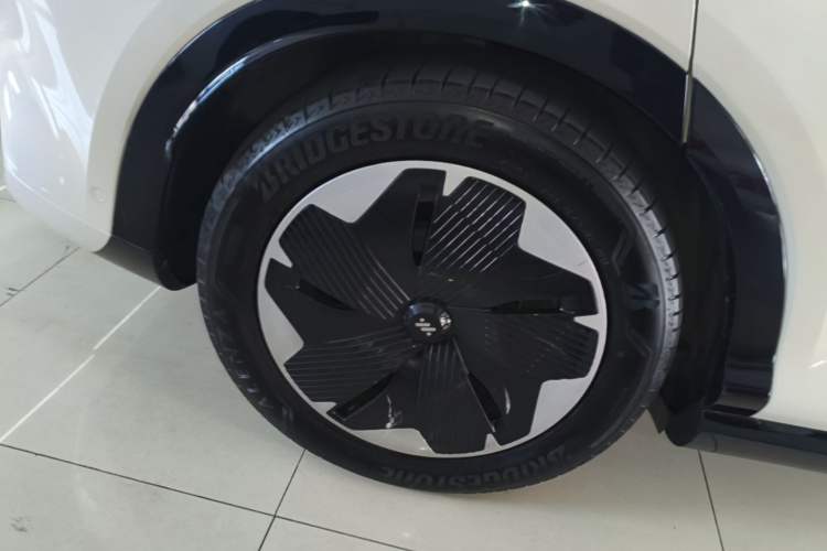 Used IM LS7 2023 90 kWh Elite Rear-Drive Version Right Rear Wheel Hub