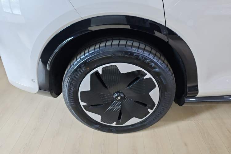 Used IM LS7 2023 90 kWh Elite All-Wheel-Drive Version Right Rear Wheel Hub