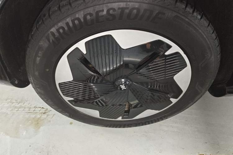 Used IM LS7 2023 77 kWh Urban Fit Rear-Wheel Drive Right Rear Wheel Hub