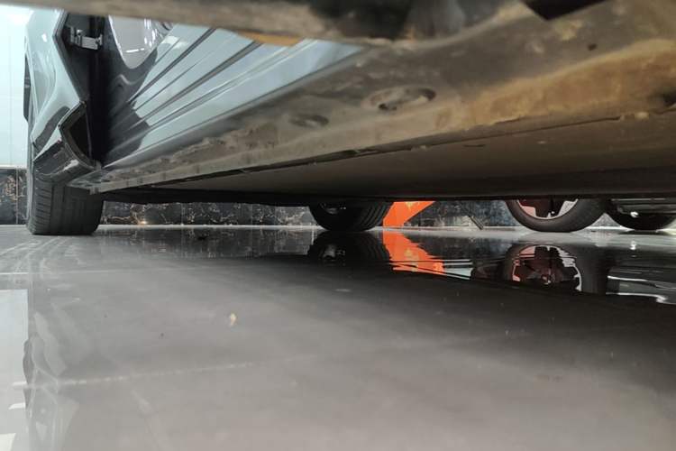 Used IM LS7 2023 90 kWh Elite Rear-Drive Version Right Side Sill