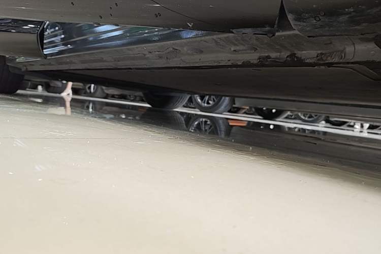 Used IM LS7 2023 90 kWh Elite Rear-Drive Version Right Side Sill