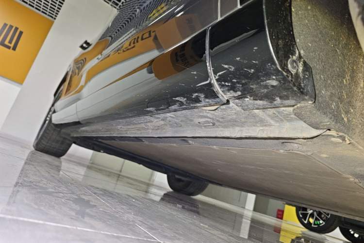 Used IM LS7 2023 90 kWh Elite Rear-Drive Version Right Side Sill