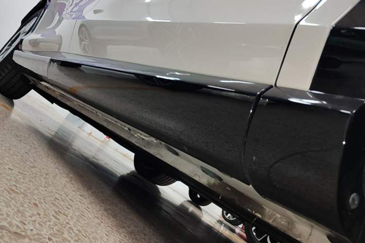 Used IM LS7 2023 90 kWh Elite Rear-Drive Version Right Side Sill