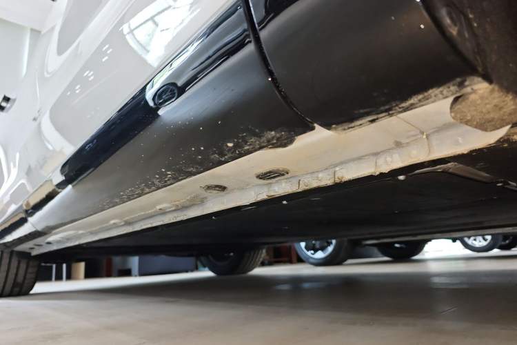 Used IM LS7 2023 90 kWh Elite All-Wheel-Drive Version Right Side Sill