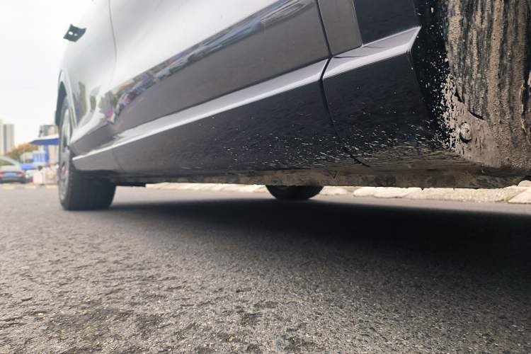 Used IM LS7 2023 90 kWh Elite Rear-Drive Version Right Side Sill
