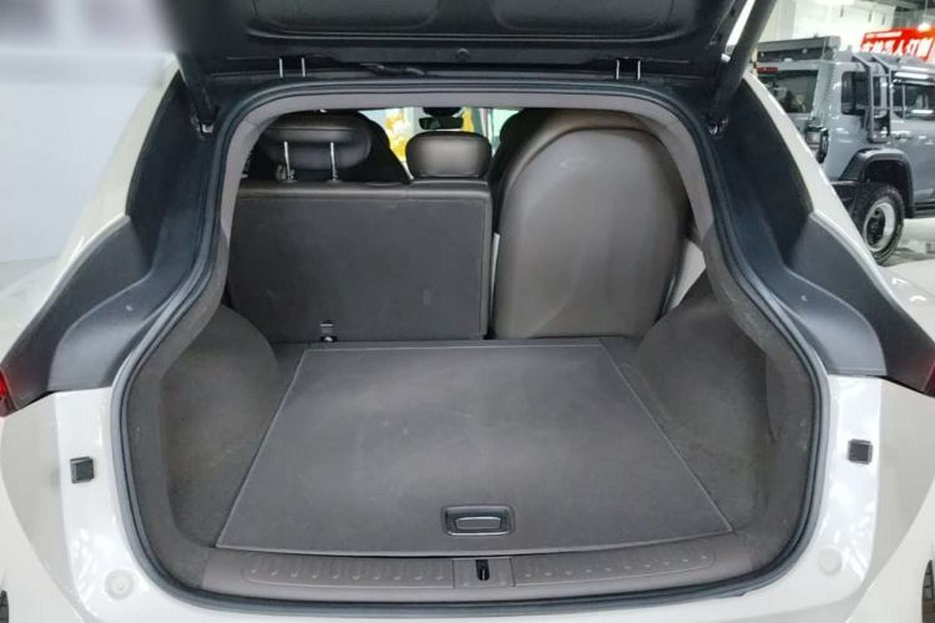 Used IM LS7 2023 90 kWh Elite All-Wheel-Drive Version Trunk