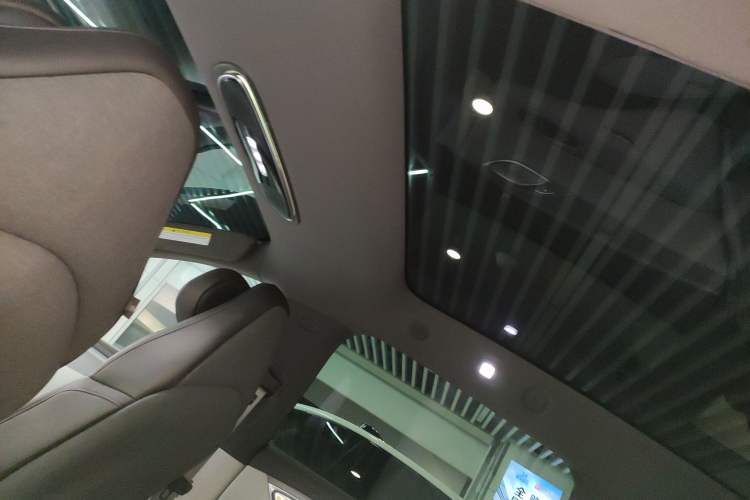 Used IM LS7 2023 90 kWh Elite Rear-Drive Version Headliner