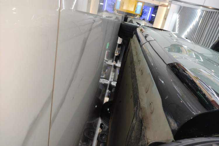 Used IM LS7 2023 90 kWh Elite Rear-Drive Version Left Side Sill