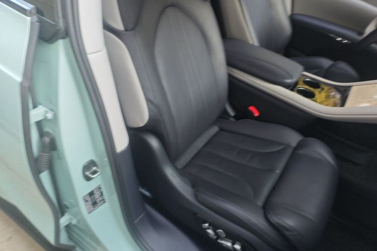 Used IM LS7 2023 90 kWh Elite Rear-Drive Version Right Front Seat