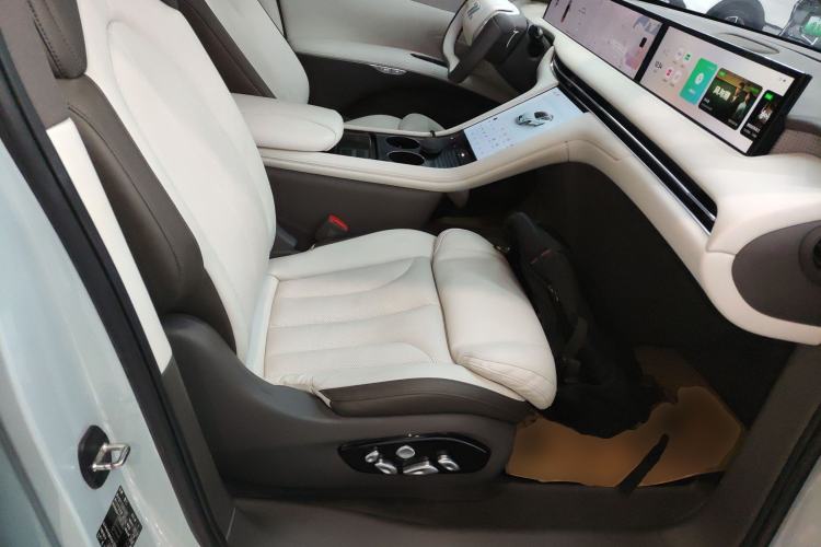 Used IM LS7 2023 90 kWh Elite Rear-Drive Version Right Front Seat