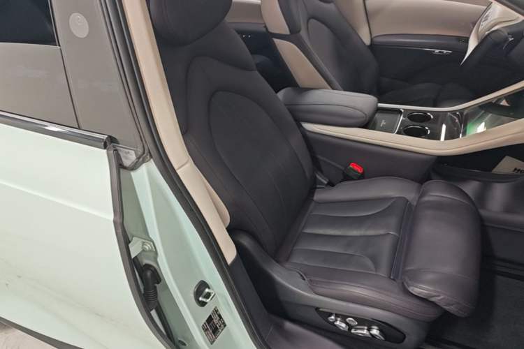 Used IM LS7 2023 90 kWh Elite Rear-Drive Version Right Front Seat