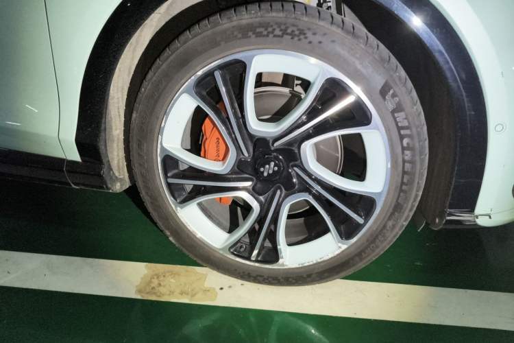 Used IM LS7 2023 100kWh Pro All-Wheel-Drive Version Right Front Wheel Hub