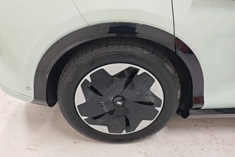 Used IM LS7 2023 90 kWh Elite Rear-Drive Version Right Rear Wheel Hub