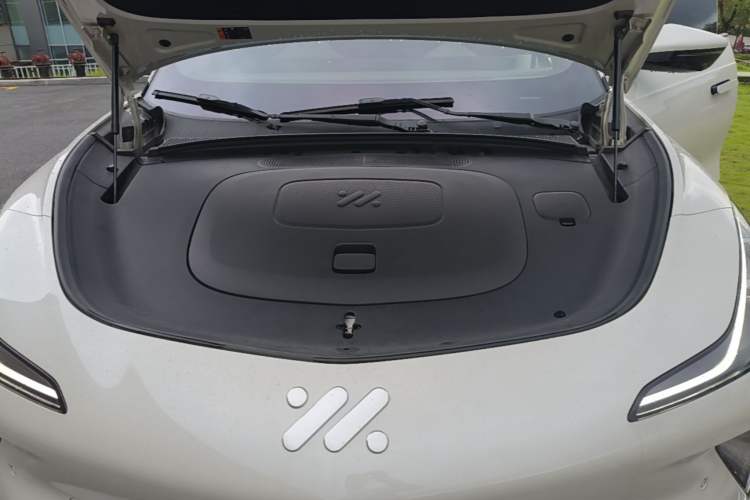 Used IM LS7 2023 90 kWh Elite Rear-Drive Version Engine Bay