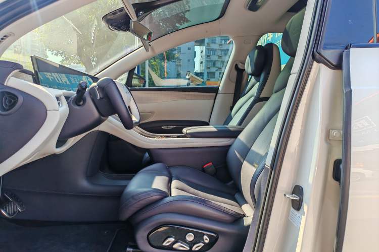 Used IM LS7 2023 90 kWh Elite Rear-Drive Version Interior 1