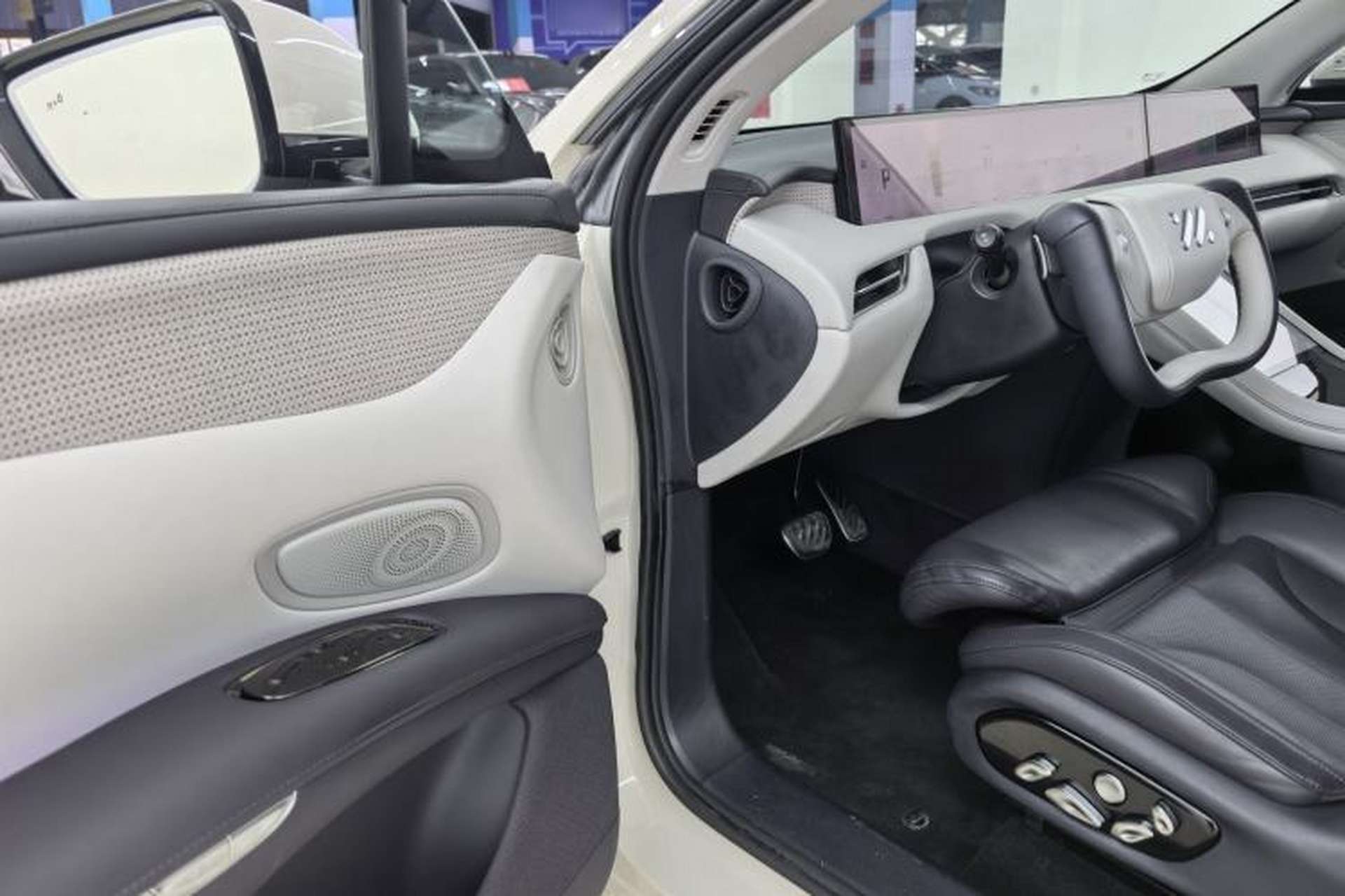 Used IM LS7 2023 90 kWh Elite Rear-Drive Version Interior 2