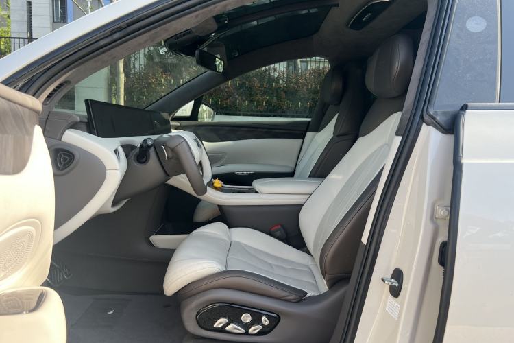 Used IM LS7 2023 100kWh Lux All-Wheel-Drive Version Interior 2