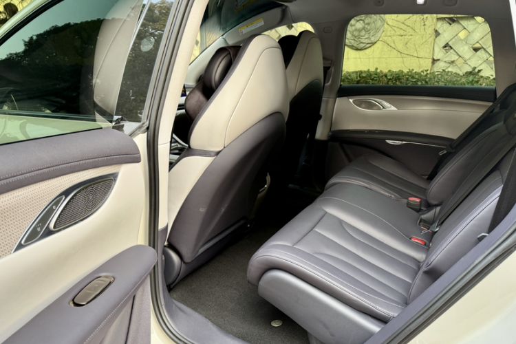 Used IM LS7 2023 90 kWh Elite Rear-Drive Version Interior 4