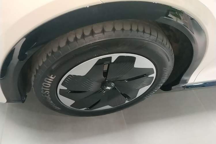 Used IM LS7 2023 90 kWh Elite Rear-Drive Version Left Front Wheel Hub