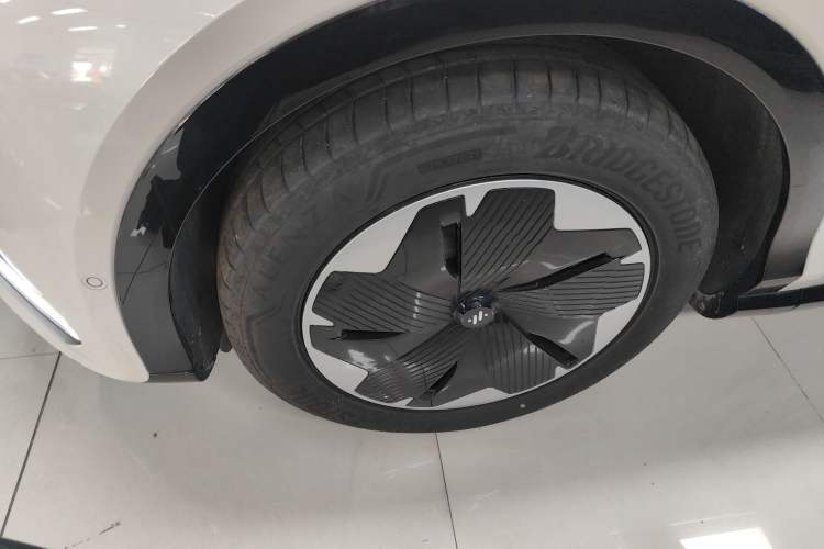 Used IM LS7 2023 77 kWh Urban Fit Rear-Wheel Drive Left Front Wheel Hub