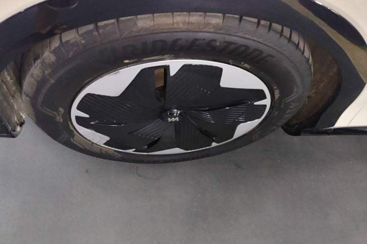 Used IM LS7 2023 90 kWh Elite Rear-Drive Version Left Front Wheel Hub