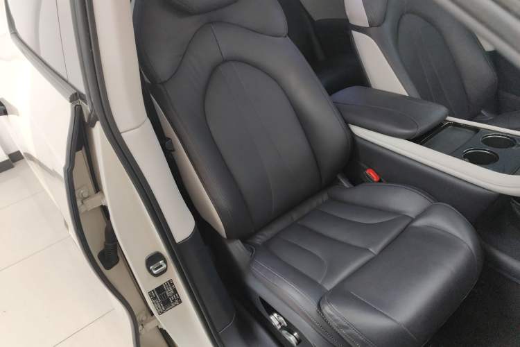 Used IM LS7 2023 77 kWh Urban Fit Rear-Wheel Drive Right Front Seat