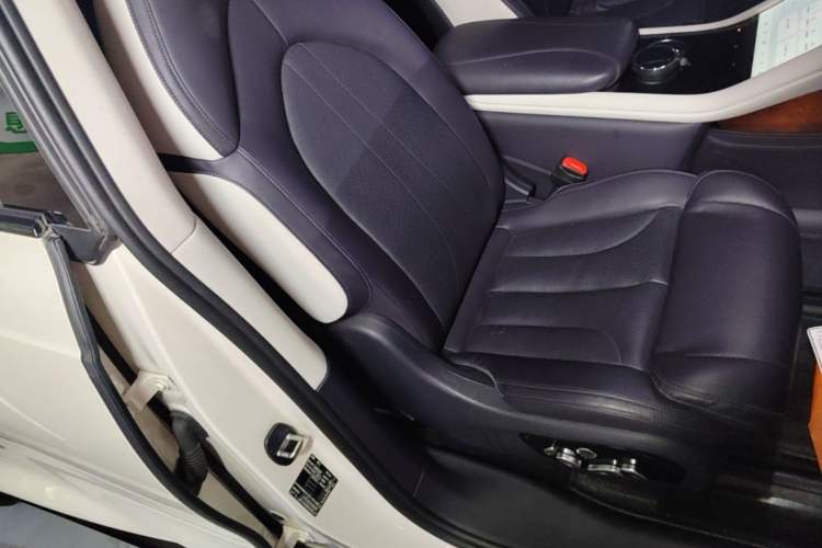 Used IM LS7 2023 90 kWh Elite Rear-Drive Version Right Front Seat