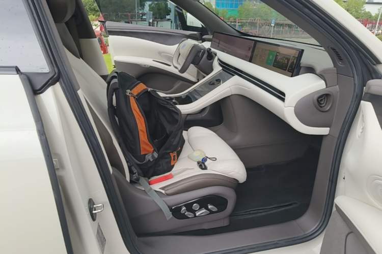 Used IM LS7 2023 90 kWh Elite Rear-Drive Version Right Front Seat
