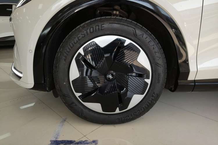 Used IM LS7 2023 77 kWh Urban Fit Rear-Wheel Drive Right Front Wheel Hub