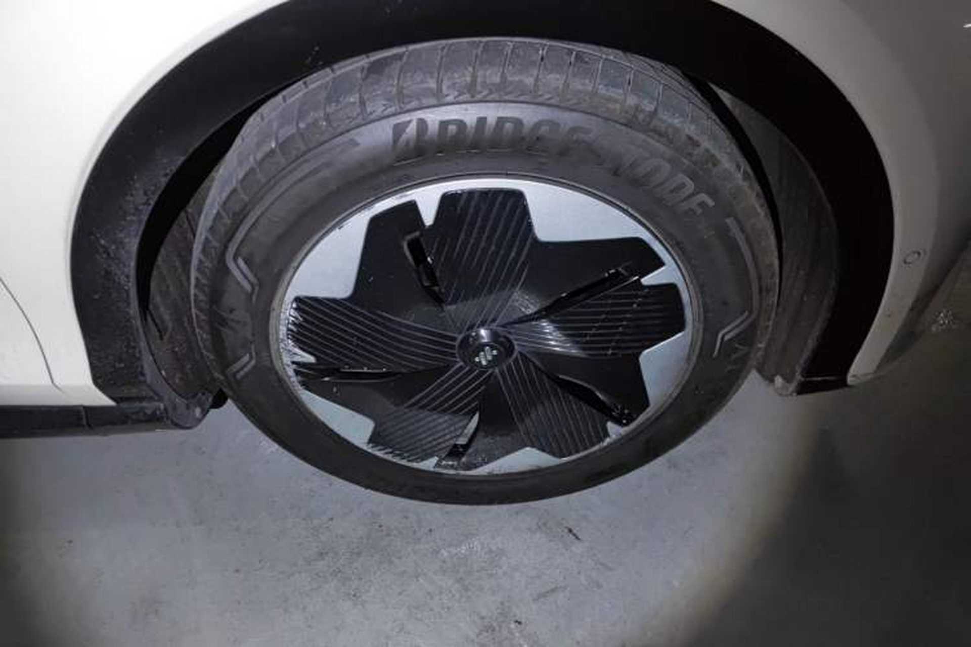 Used IM LS7 2023 90 kWh Elite Rear-Drive Version Right Front Wheel Hub