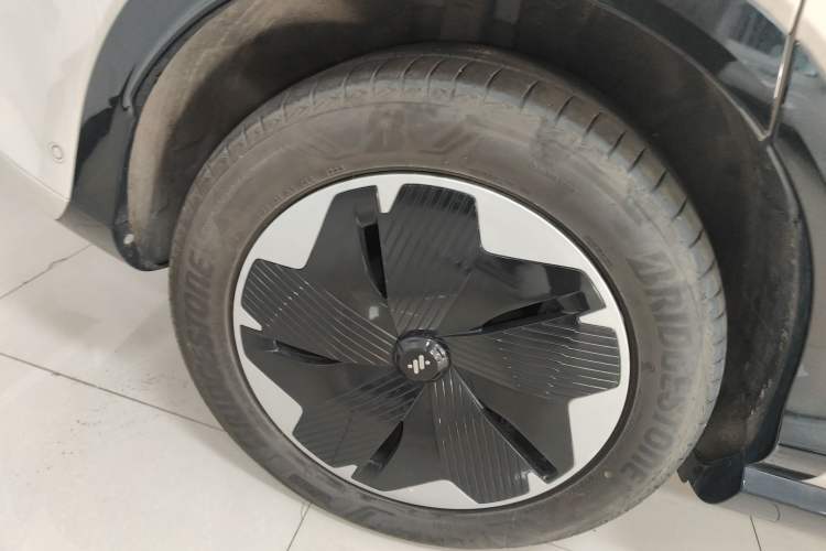 Used IM LS7 2023 77 kWh Urban Fit Rear-Wheel Drive Right Rear Wheel Hub