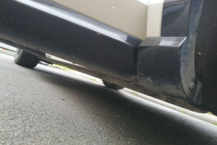 Used IM LS7 2023 90 kWh Elite Rear-Drive Version Right Side Sill
