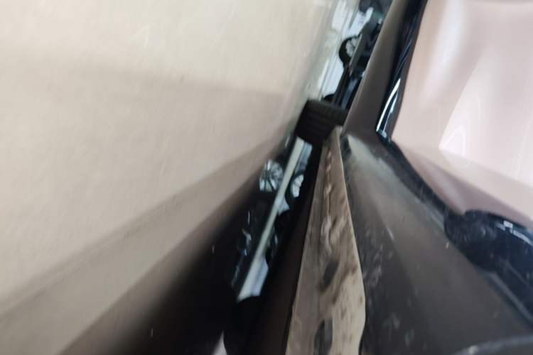 Used IM LS7 2023 90 kWh Elite All-Wheel-Drive Version Right Side Sill