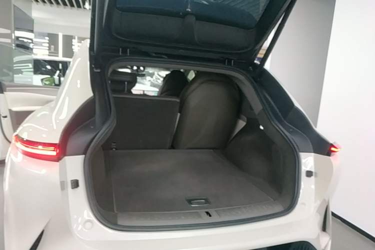 Used IM LS7 2023 90 kWh Elite Rear-Drive Version Trunk