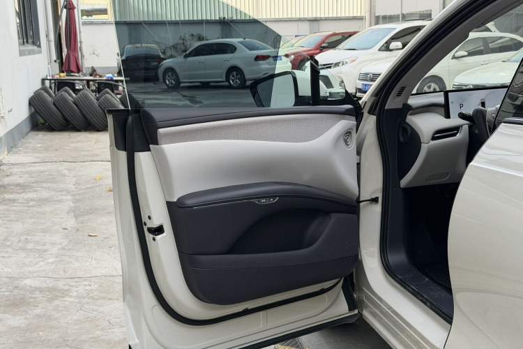 Used IM LS7 2023 77 kWh Urban Fit Rear-Wheel Drive Interior 10