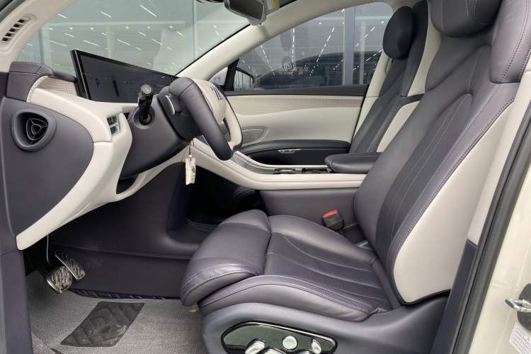 Used IM LS7 2023 90 kWh Elite Rear-Drive Version Interior 3