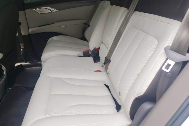 Used IM LS7 2023 90 kWh Elite All-Wheel-Drive Version Interior 4