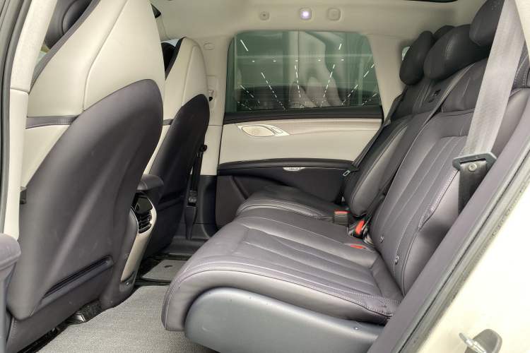 Used IM LS7 2023 90 kWh Elite Rear-Drive Version Interior 4