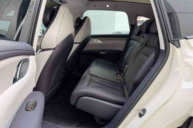 Used IM LS7 2023 77 kWh Urban Fit Rear-Wheel Drive Interior 5