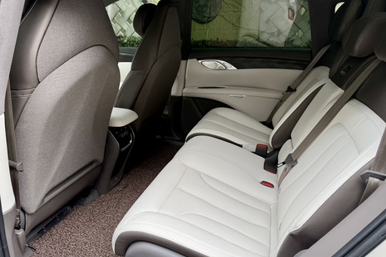 Used IM LS7 2023 100kWh Lux All-Wheel-Drive Version Interior 7