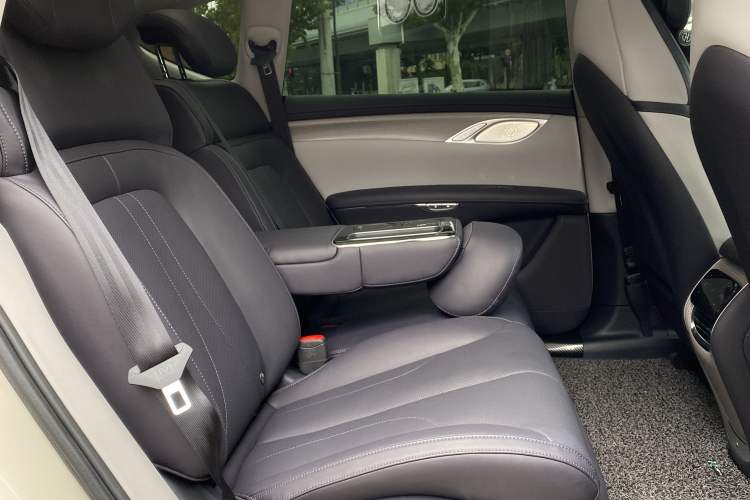 Used IM LS7 2023 90 kWh Elite All-Wheel-Drive Version Interior 7