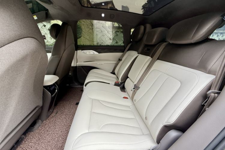 Used IM LS7 2023 100kWh Lux All-Wheel-Drive Version Interior 8