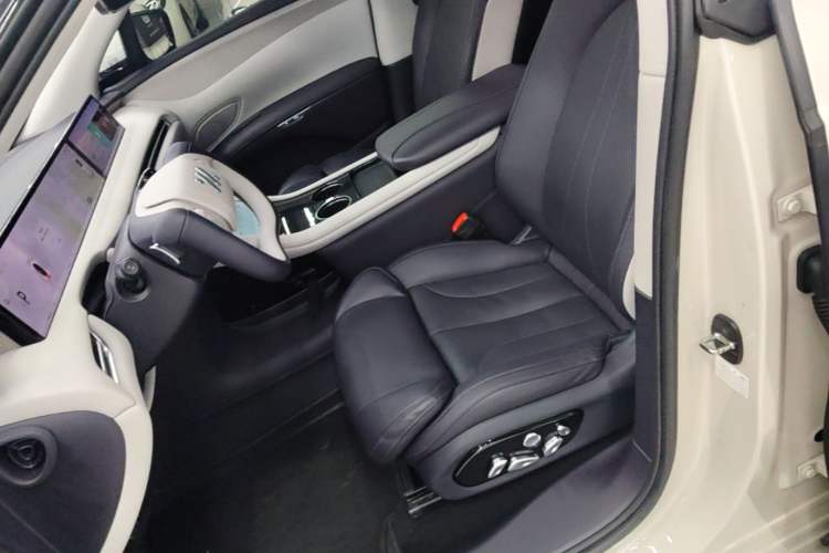Used IM LS7 2023 90 kWh Elite All-Wheel-Drive Version Left Front Seat