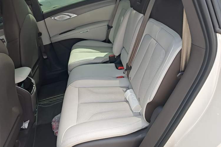 Used IM LS7 2023 90 kWh Elite All-Wheel-Drive Version Left Rear Seat