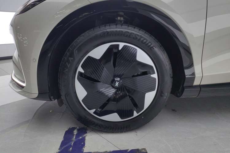 Used IM LS7 2023 77 kWh Urban Fit Rear-Wheel Drive Left Rear Wheel Hub