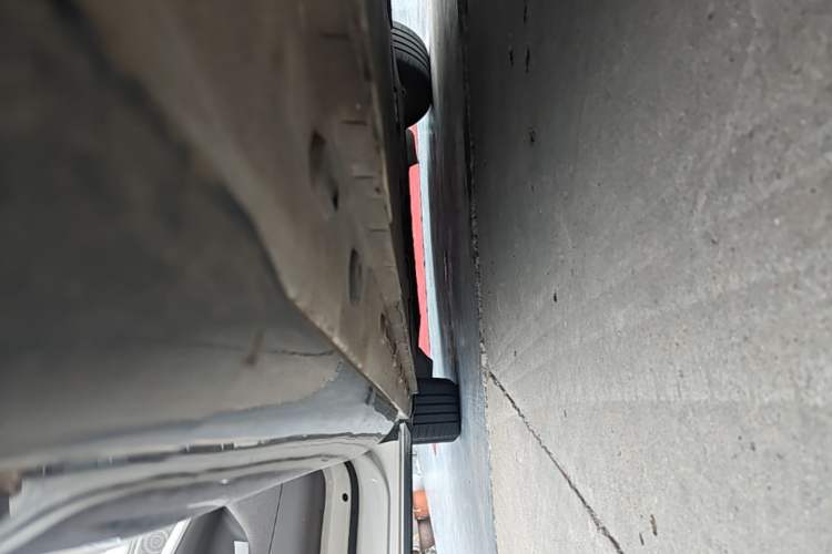 Used IM LS7 2023 90 kWh Elite All-Wheel-Drive Version Left Side Sill